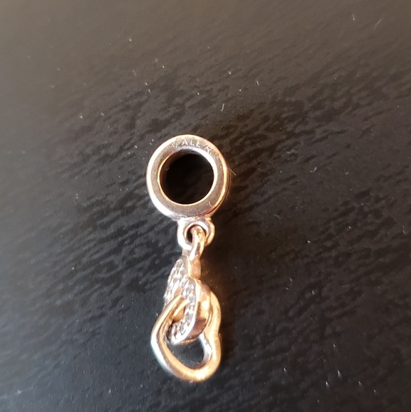 Interlocking hearts charm in rosegold - Picture 3 of 3